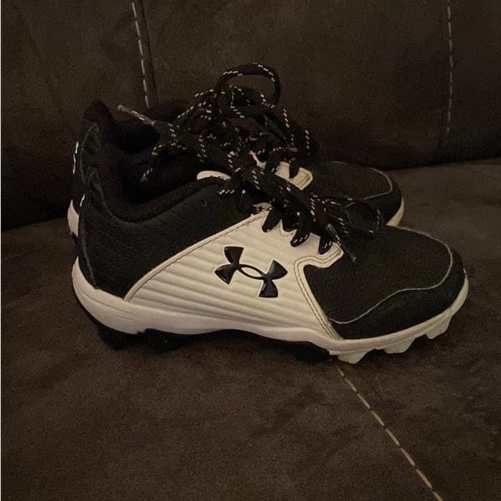 Boys 11K UA Cleats